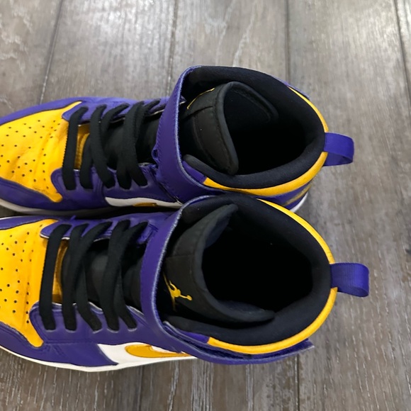 Jordon 1 High Fly Ease Shoes - Picture 14 of 16